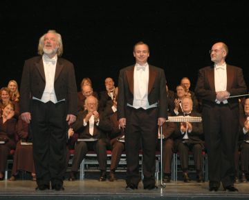 Sharing the Spa Centre stage with Sir John Tomlinson, February 2008