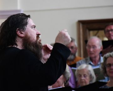 Lee Dunleavy conducts the choir in rehearsal for Rossini's Petite Messe Solennelle (July 2023)